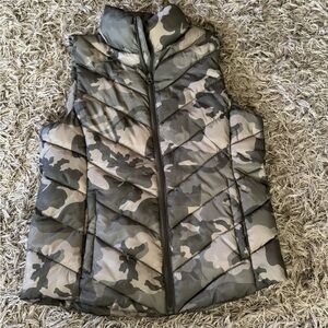 SO Quilted Vest Army Green Camouflage Womens Large EUC Puffer Full Zip Up Pocket